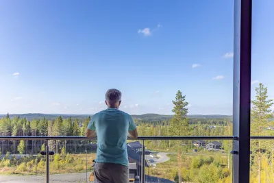 Mies luksushuvila Panoraman terassilla Himoksella katsellen maisemia.