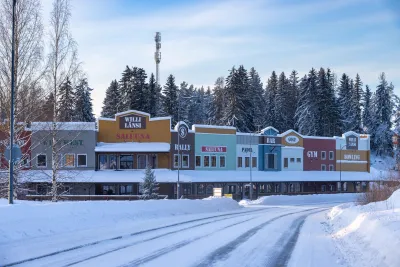 Monipuolinen viihdekeskus Himoksella, jossa ravintola, keilahalli, padelkentät, kuntosali, rallisimulaattori ym.