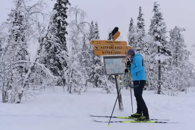 Mies hiihtää murtomaahiihtoa Lapissa Levillä