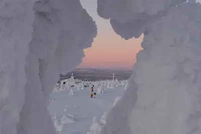 Aurinko ei nouse Levillä talvella kahteen kuukauteen. Hämärä tuo taianomaisen valon.