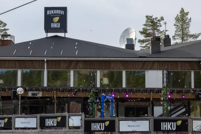 Ihku Bar on suosittu yöelämän paikka Rukalla, joka on hiihtokeskusalue Pohjois-Suomessa. Baari on tunnettu vilkkaasta tunnelmastaan ja viihteestään, ja se tarjoaa erilaisia musiikkigenrejä ja tapahtumia ympäri vuoden.

Baari sijaitsee Rukan sydämessä, joten se on helposti saavutettavissa niin paikallisille kuin matkailijoillekin. Siinä on moderni sisustus, jossa on lava elävää musiikkia varten ja tanssilattia. Baarissa on myös tarjolla valikoima juomia, kuten paikallisia oluita ja cocktaileja.