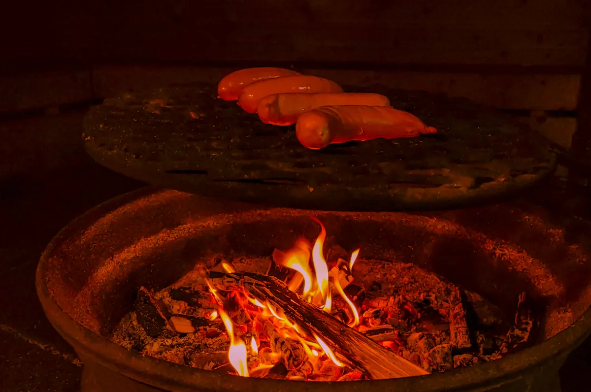 Makkaranpaisto on peri nteinen ajanviete Lapissa