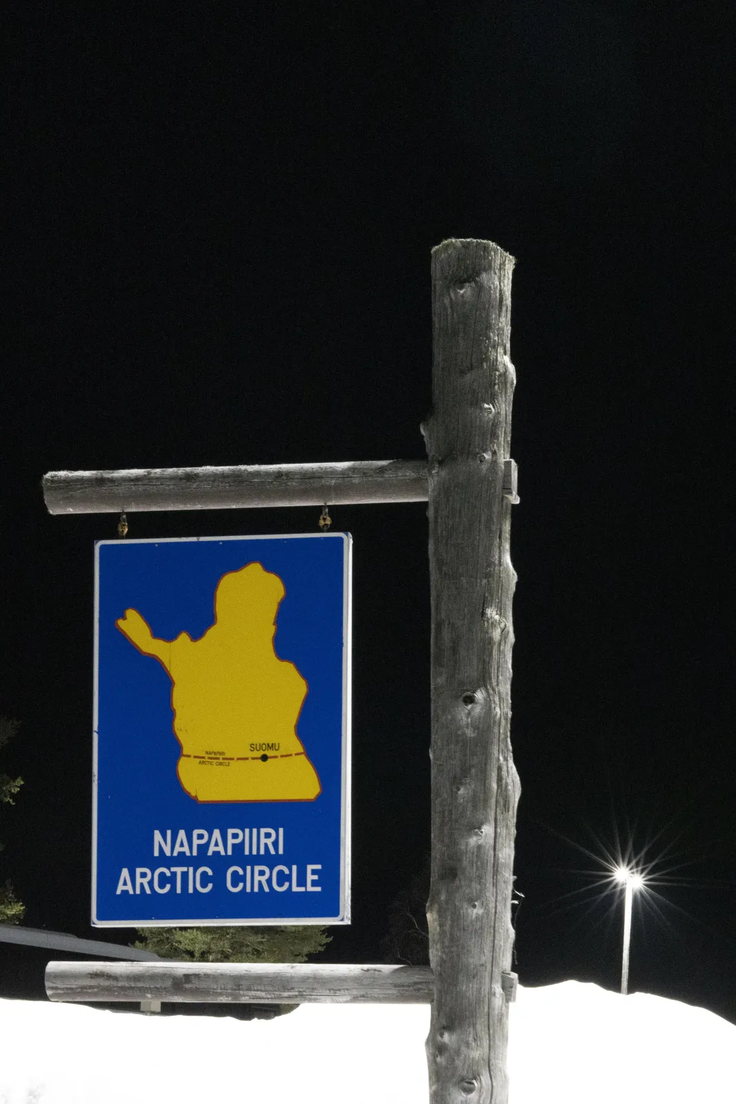 Suomutunturi sijaitsee napapiirissä, jota leimaa kuuluisa napapiiri. Napapiiri on kuvitteellinen viiva, joka kiertää maapallon noin 66,5 astetta pohjoista leveyttä. Tämän linjan pohjoispuolella aurinko ei laske kesäpäivänseisauksen aikaan (noin kesäkuun 21. päivänä) eikä nouse talvipäivänseisauksen aikaan (noin joulukuun 21. päivänä), mikä tekee kesällä pitkiä päiviä ja talvella pitkiä öitä.

Napapiirikyltti on suosittu matkailukohde Suomessa ja sitä löytyy useista paikoista eri puolilla maata, myös Suomutunturin läheltä. Kyltin vierailijat voivat ottaa valokuvia ja oppia lisää napapiiristä ja sen merkityksestä.

Napapiirikyltin lisäksi Suomutunturi ja lähiseutu tarjoavat monipuolista ulkoilua ja kauniita maisemia. Talvisin hiihtämisestä ja moottorikelkkailusta vaellukseen ja marjastukseen kesällä on jokaiselle jotakin nautittavaa tässä ainutlaatuisessa ja kauniissa osassa Suomea.