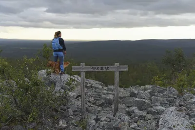 Retkeilijä Ylläksen rinteillä