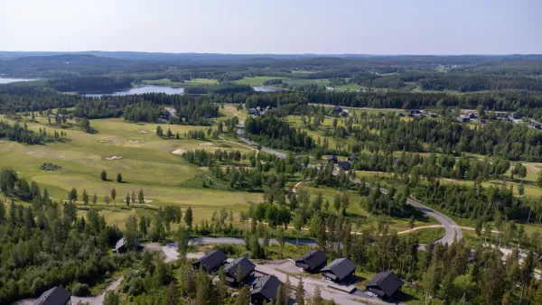 Himos Golf on 18-reikäinen par72 kenttä 2,5 tuntia pääkaupunkiseudulta. Kentällä on on myö vesirangelyöntialue.