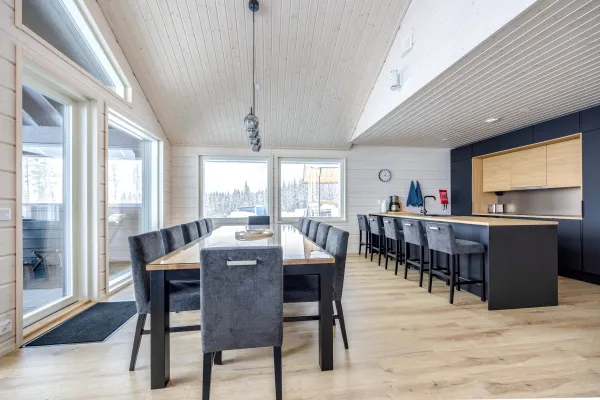 Villa Lempi valloittaa ja on raikas tilava huvila niin kokoustamiseen, sukujuhliin kuin lomailuun, Himos Golf on aivan huvilan alapuolella ja Himos Areenalla on n. kaksi kilometriä.