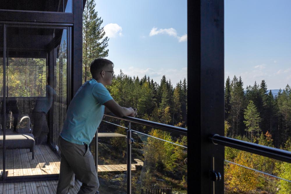 Mies katselee kaukaisuuteen