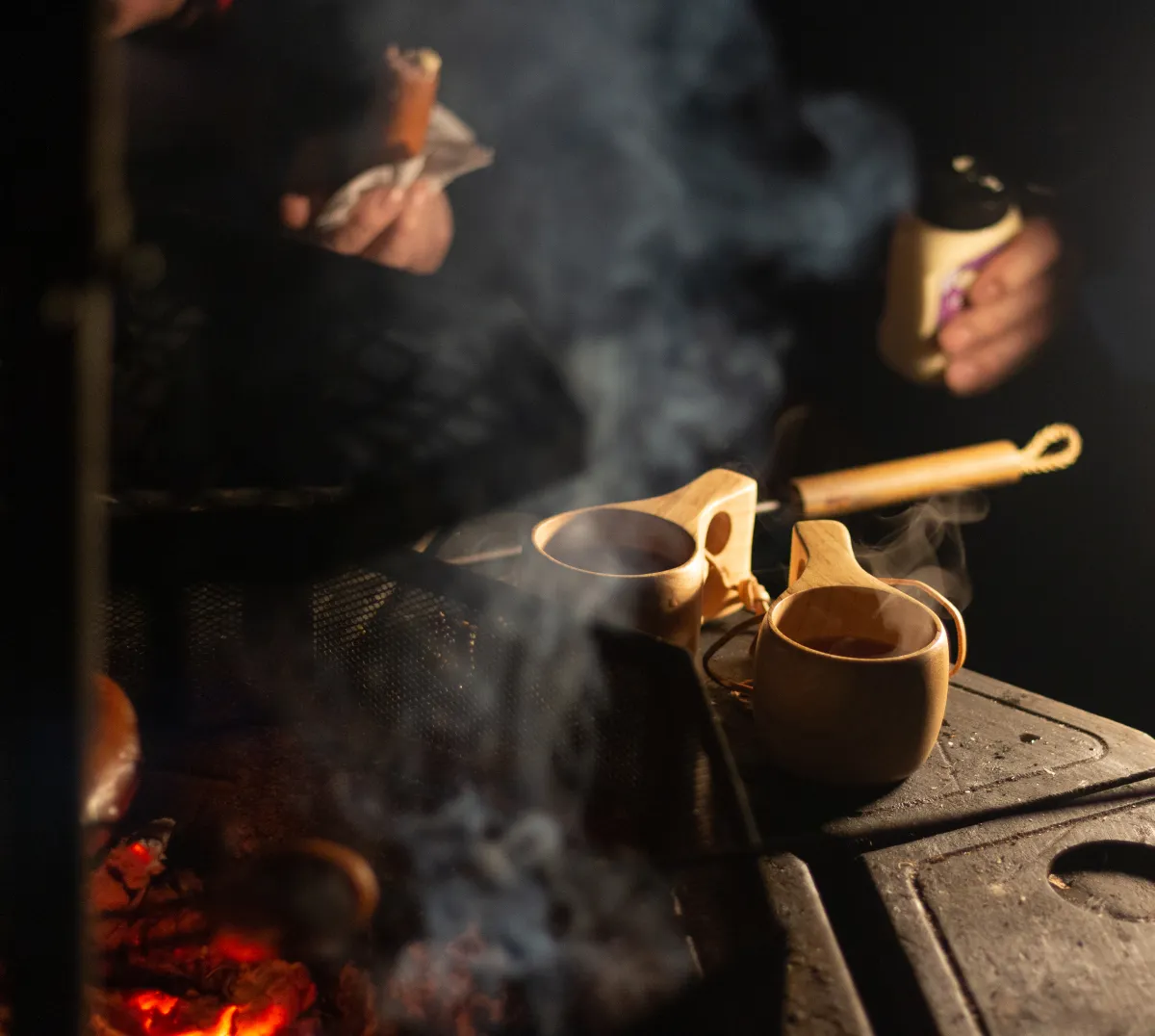 Kuksa ja tunnelmallinen kahvihetki kodassa