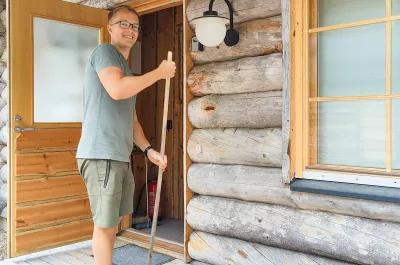 Mies tekee mökillään siivousta ja huoltoa. Mökin omistajan arkeen kuuluukin jatkuva huoltaminen. Jos vuokramökki, niin mökki on tarkistettava tai siivottava myös vuokralaisten jälkeen.