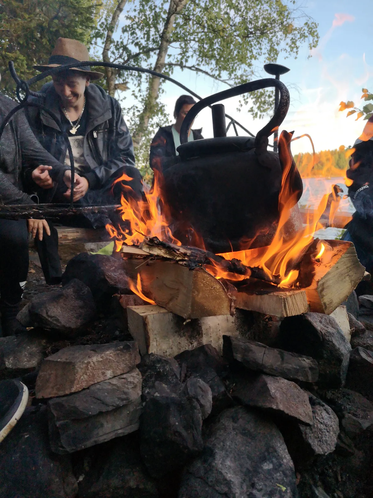 Perinteinen tapa tehdä leirikahvit avotulella